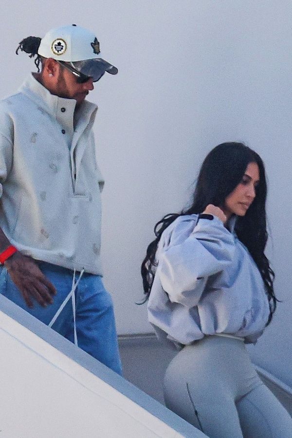 V letadle legíny, pak výstřih až k pupíku: Kim Kardashian nejdříve pokoušela Hamiltona, teď se předvedla i fanouškům - fotka 1/1