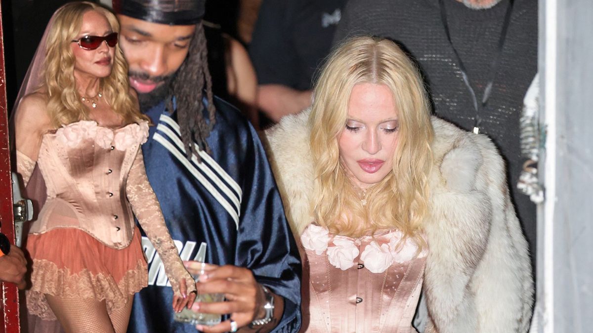 Madonna se nasoukala do rajcovního oblečku a vzala útokem gay klub! Garde jí dělal její sexy koloušek. Budou se brát?