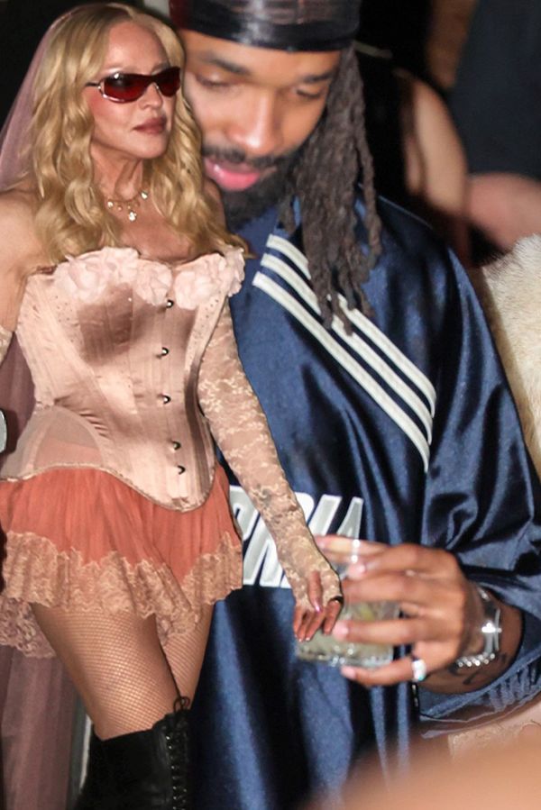 Madonna se nasoukala do rajcovního oblečku a vzala útokem gay klub! Garde jí dělal její sexy koloušek. Budou se brát? - fotka 1/1