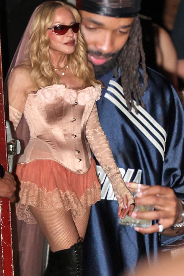 Madonna se nasoukala do rajcovního oblečku a vzala útokem gay klub! Garde jí dělal její sexy koloušek. Budou se brát? - fotka 1/1