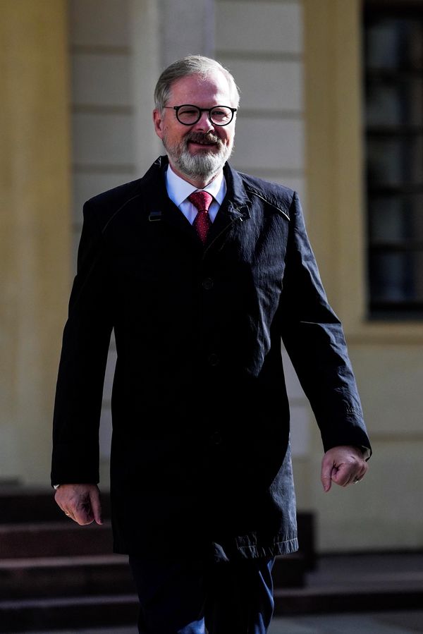 Zlatá hodinka Petra Fialy: Expremiér pozdravil z dovolené i s manželkou Janou. Byl to skvělý tah - fotka 1/1