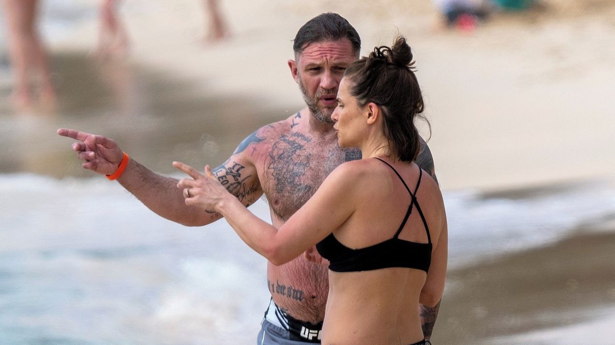 Toma Hardyho a jeho slavnou manželku vyfotili na Barbadosu v plavkách. Tisíce lidí jim děkují