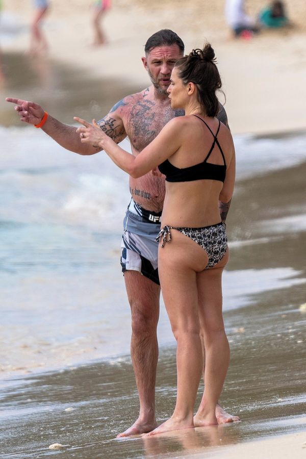 Toma Hardyho a jeho slavnou manželku vyfotili na Barbadosu v plavkách. Tisíce lidí jim děkují - fotka 1/1