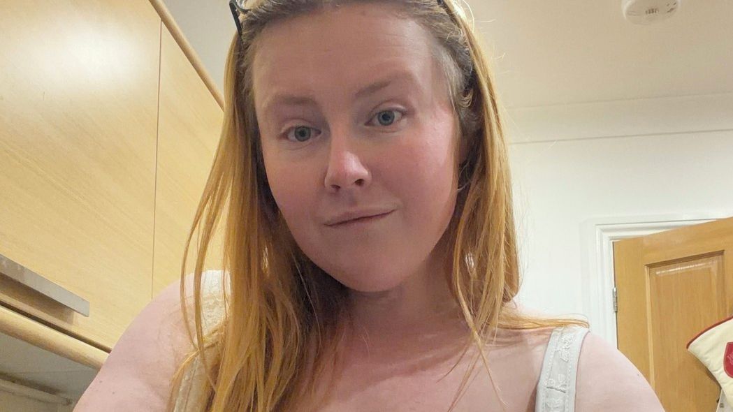 Instagram jí zablokoval účet: Britku s extrémními prsy lidé obvinili, že je vytvořila umělá inteligence