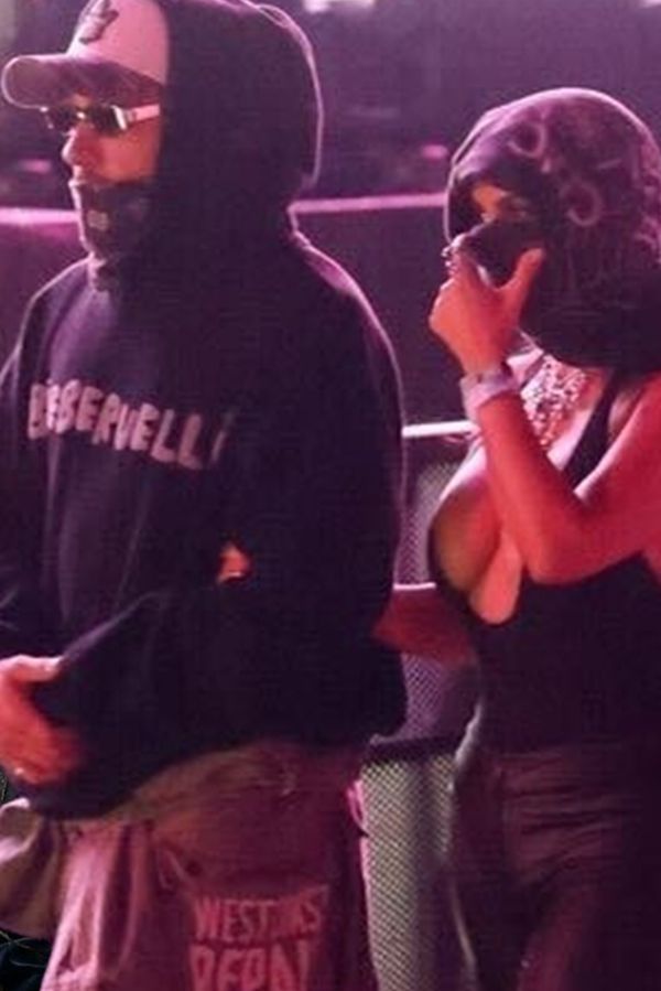 Kim vytasila na Lewise Hamiltona tak nadupaný dekolt, až z něj oči přecházely. Ta ví, jak na něj! - fotka 1/1