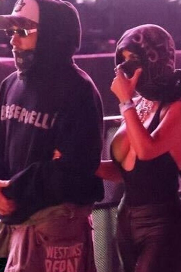 Kim vytasila na Lewise Hamiltona tak nadupaný dekolt, až z něj oči přecházely. Ta ví, jak na něj! - fotka 1/1