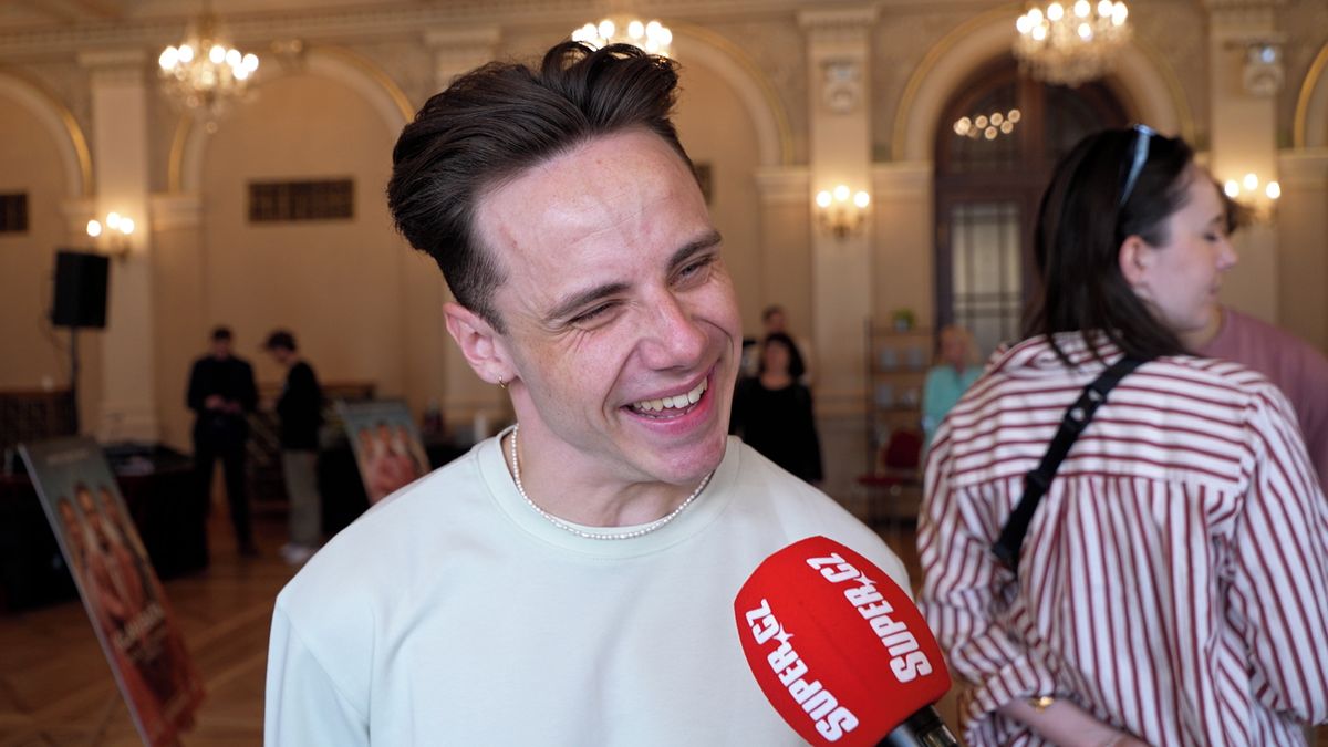 Po návratu z Paříže už se v Praze nejen zabydlel: Talentovaný syn Radka Holuba a Báry Hrzánové má i novou lásku