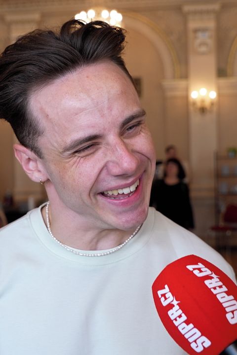 Po návratu z Paříže už se v Praze nejen zabydlel: Talentovaný syn Radka Holuba a Báry Hrzánové má i novou lásku