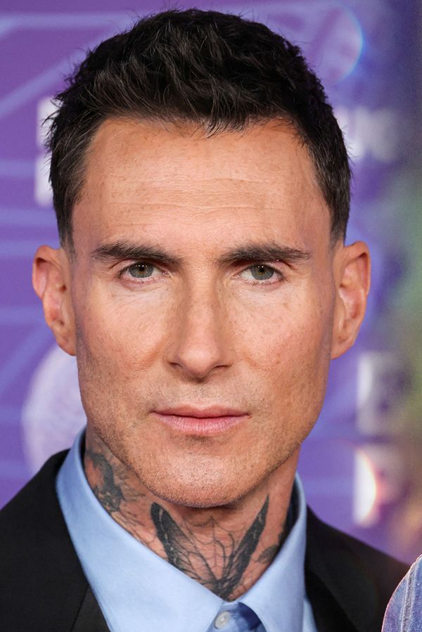 To není Adam Levine! Co si to provedl s obličejem? Fanoušci zpěváka na poslední akci nemohli poznat - fotka 1/1