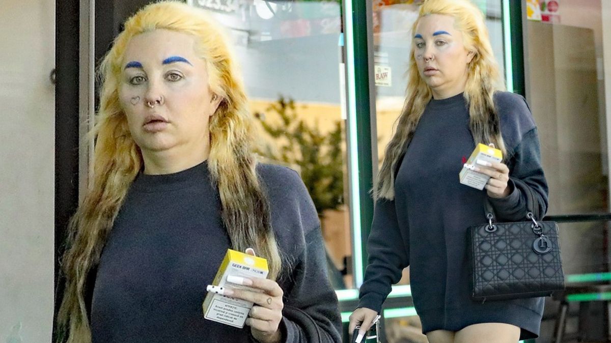 Ztrápený výraz, modré obočí a špatně rozetřený samoopalovák. Amanda Bynes na nákupech jen v mikině budí rozpaky