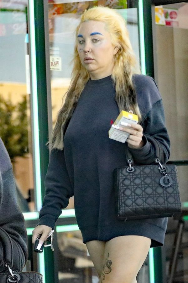 Ztrápený výraz, modré obočí a špatně rozetřený samoopalovák. Amanda Bynes na nákupech jen v mikině budí rozpaky - fotka 1/1