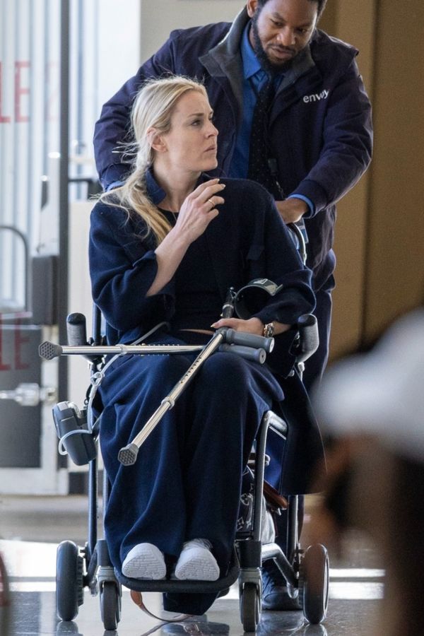 Poprvé od děsivé nehody na veřejnosti: Lindsey Vonn dorazila na letiště na vozíku. Únava na ní byla znát - fotka 1/1