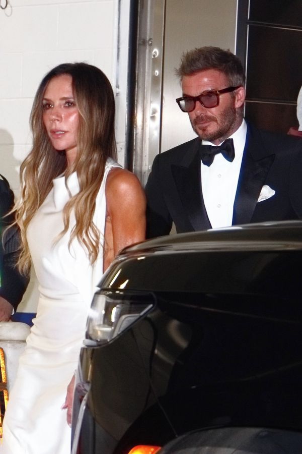 Komička na galavečeru před všemi vyzvala Victorii Beckham, ať se víc směje: Kamery zachytily její reakci - fotka 1/1