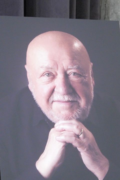 Poslední rozloučení s kapelníkem Václavem Hybšem: Rudé růže od Felixe Slováčka, dojatá Absolonová a další slavné tváře