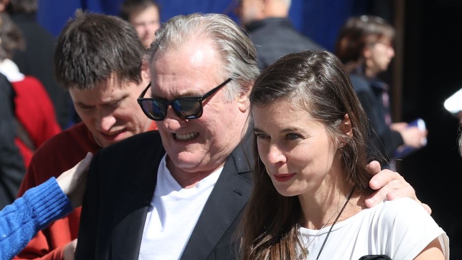 Depardieu v Praze: Po oslavě Bohdalové ještě na pár dní zůstal. Společnost mu dělá o generaci mladší česká partnerka