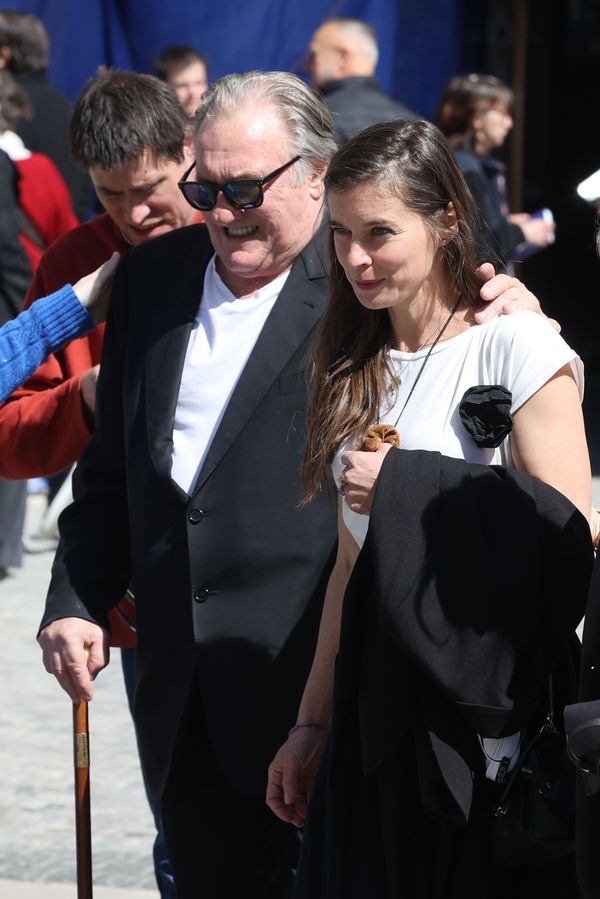 Depardieu v Praze: Po oslavě Bohdalové ještě na pár dní zůstal. Společnost mu dělá o generaci mladší česká partnerka - fotka 1/1