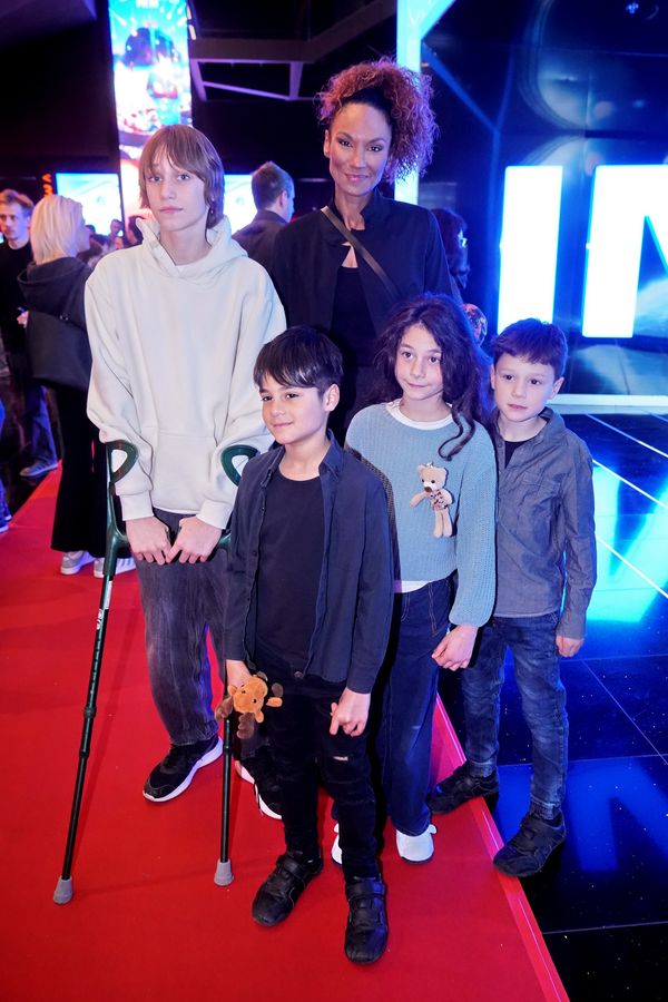 Lejla Abbasová výjimečně ukázala všechny své děti. Na premiéře se s potomky objevila i Mesarošová nebo Kohák - fotka 1/1