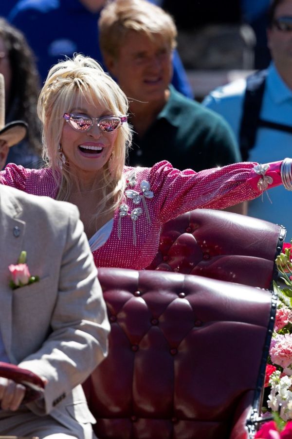 Ještě neskončila! Legenda Dolly Parton je po zdravotních potížích zpátky. V osmdesáti oblékla crop top a ukázala břicho - fotka 1/1