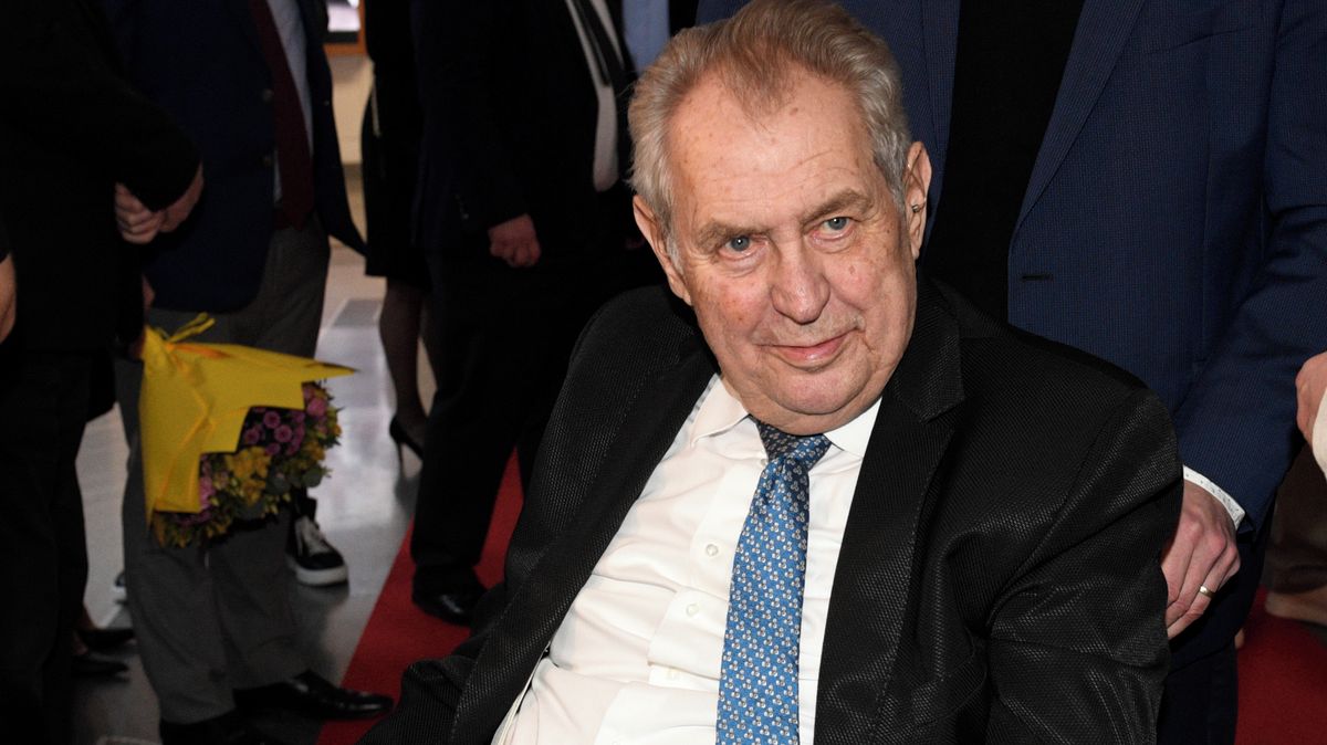Osmdesátiny Jaroslavy Obermaierové: Miloš Zeman dal herečce hodně originální dárek. Ze židle zvedl nejen ji