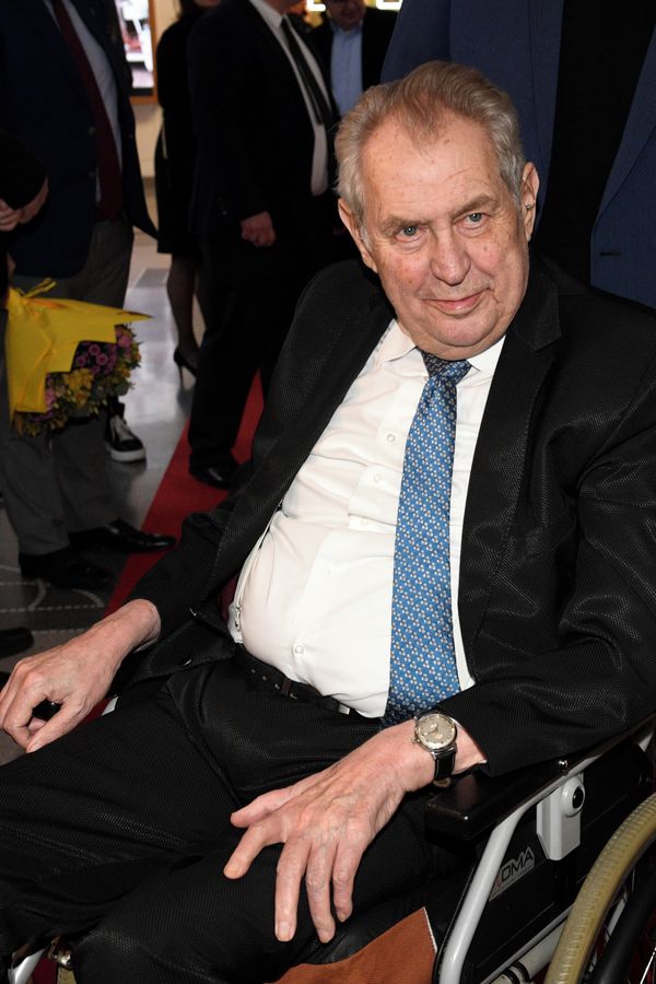 Osmdesátiny Jaroslavy Obermaierové: Miloš Zeman dal herečce hodně originální dárek. Ze židle zvedl nejen ji - fotka 1/1