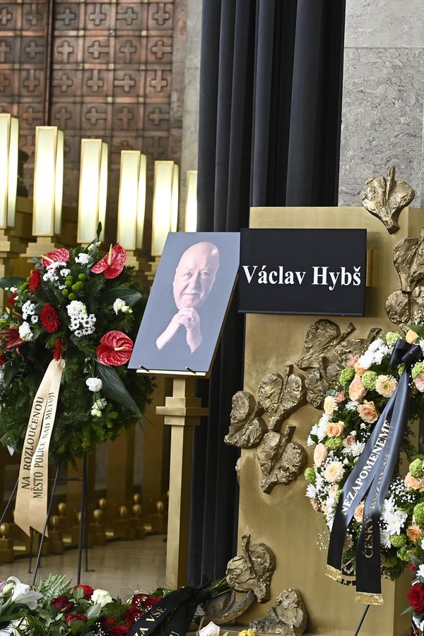 Poslední rozloučení s kapelníkem Václavem Hybšem: Rudé růže od Felixe Slováčka, poklona Absolonové a dalších hvězd - fotka 1/1