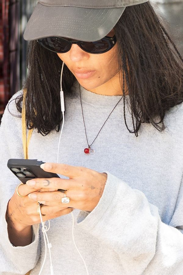 Fanynky pláčou: Harry Styles poklekl před Zoë Kravitz: Tento prsten s obřím diamantem prý vyšel na milion dolarů! - fotka 1/1