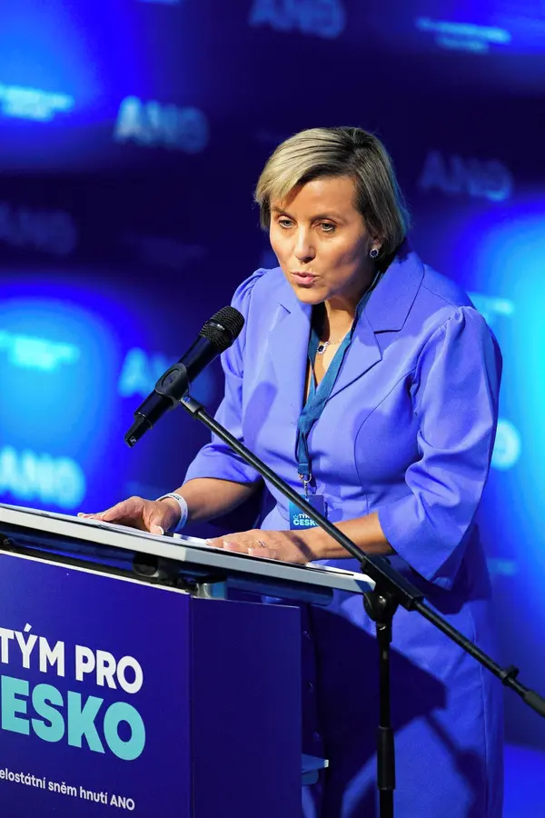 Ta naše opozice je tragická, ušklíbla se senátorka Mračková Vildumetzová. Pak jí nastavili zrcadlo a bylo zle - fotka 1/1
