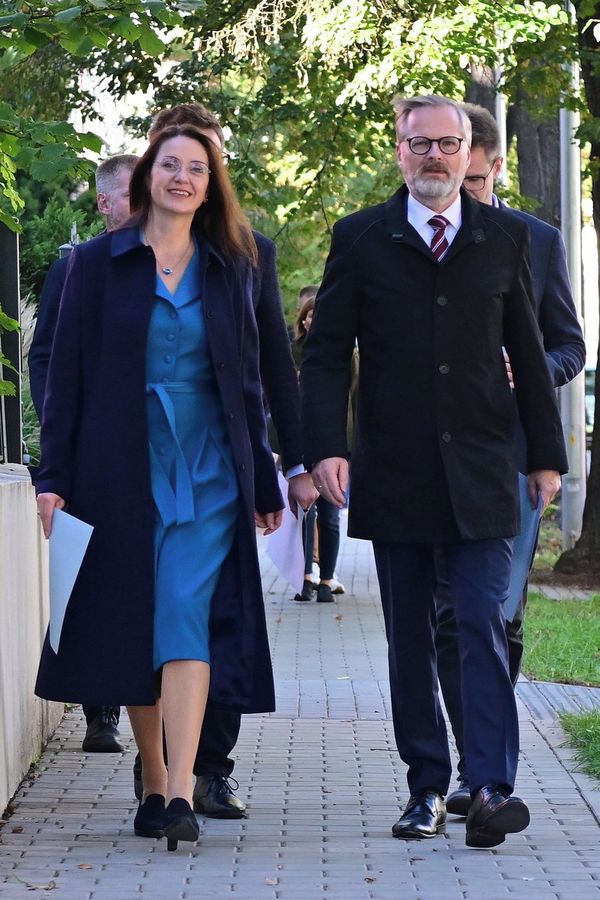 Petr Fiala s manželkou oslavili výročí svatby: Podívejte se, s jakým darem se expremiér vytáhl - fotka 1/1