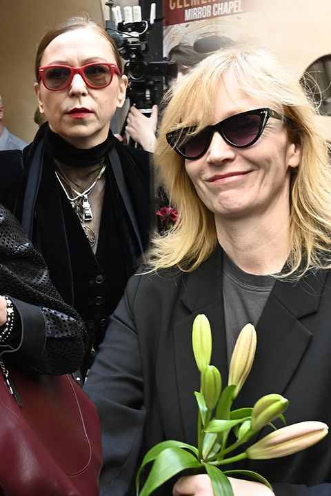 Nejbližší rodina a plejáda hvězd se loučí s Janem Potměšilem: Geislerová, Trojan, Holubová a další. Kostel byl plný