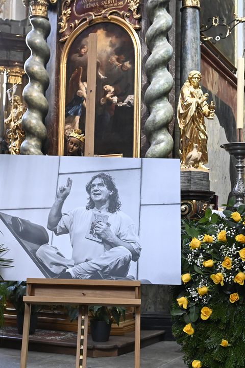 Plejáda hvězd se loučí s Janem Potměšilem: Geislerová, Trojan, Holubová a další slavní míří na mši