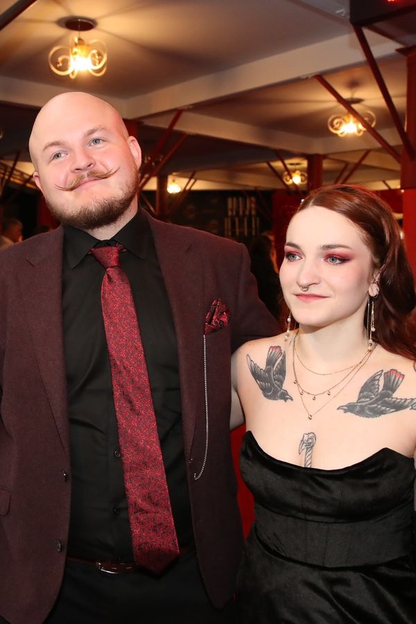 Z dlouhovlasého klučiny potetovaný chlapák s knírkem: Takhle dnes vypadá syn Ivety Bartošové Artur. Promluvil i o šikaně - fotka 1/1