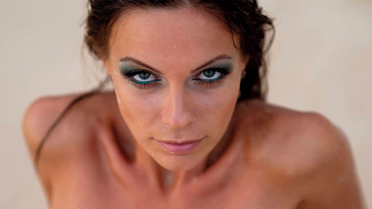 Ukrajinská konzulka nahoře bez měla rychlý konec: Po 14 dnech odvolal modelku z funkce ruský čepec