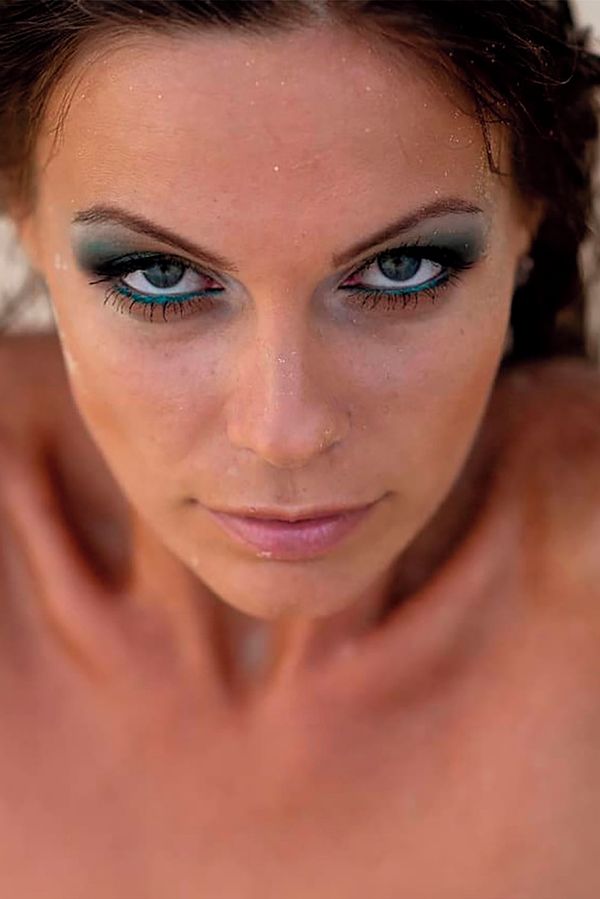 Ukrajinská konzulka nahoře bez měla rychlý konec: Po 14 dnech odvolal modelku z funkce ruský čepec - fotka 1/1