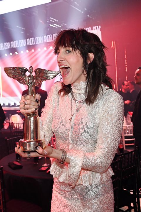 Po 10 letech opět nejlepší zpěvačkou na Andělech: Trojnásobná máma Klára Vytisková přebírala cenu ve svatebních šatech