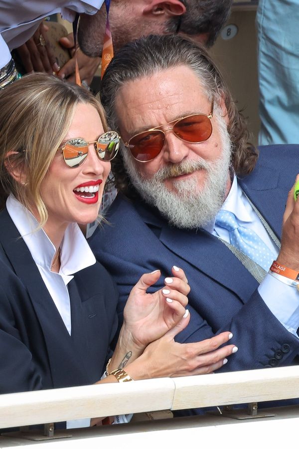 Páni! Russell Crowe na French Open chytil míč omylem odpálený do hlediště! Nádherná přítelkyně nevěřila svým očím - fotka 1/1