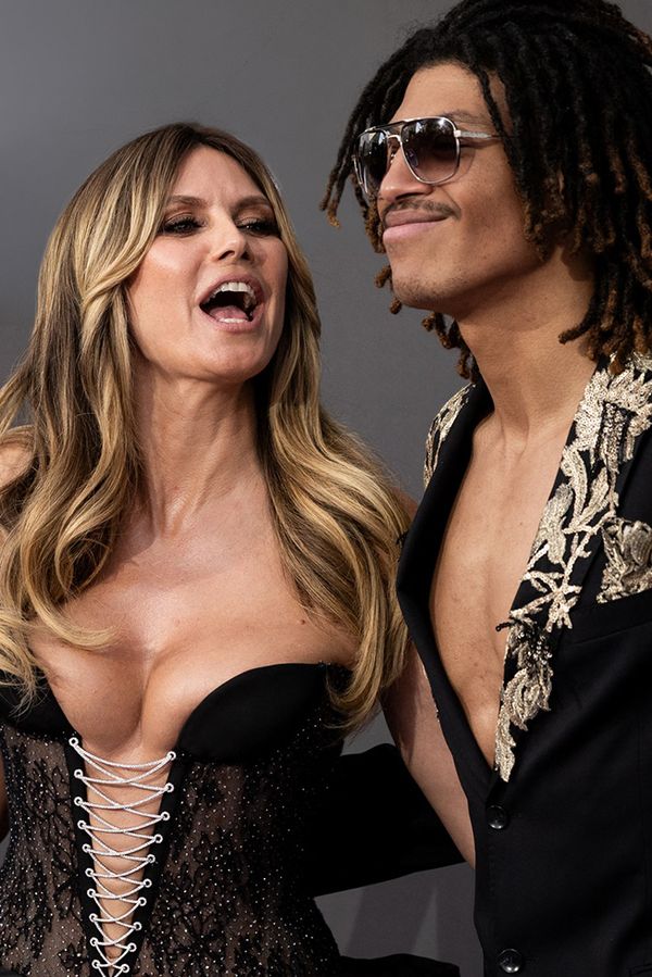 Je to trapné, když má na akci se synem tak vyvalená prsa. Heidi Klum pobouřila veřejnost svým odvážným outfitem - fotka 1/1