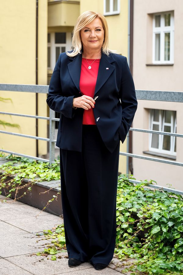Azore, trhej! Alena Schillerová vyrazila na cvičák a hejtři se utrhli z řetězu. Tohle ministryně nečekala - fotka 1/1