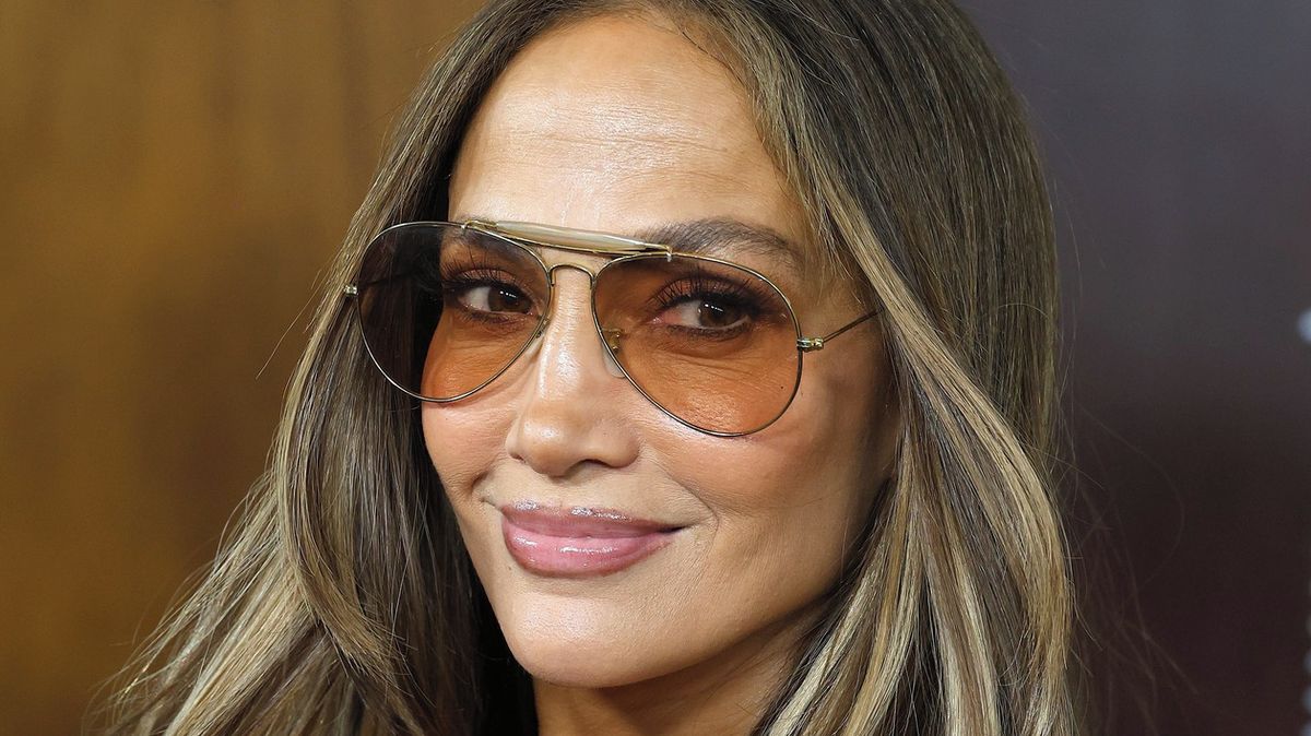 JLo se vejde do 25 let starých džín! V legendárních bokovkách z klipu natočila video a zbořila internet