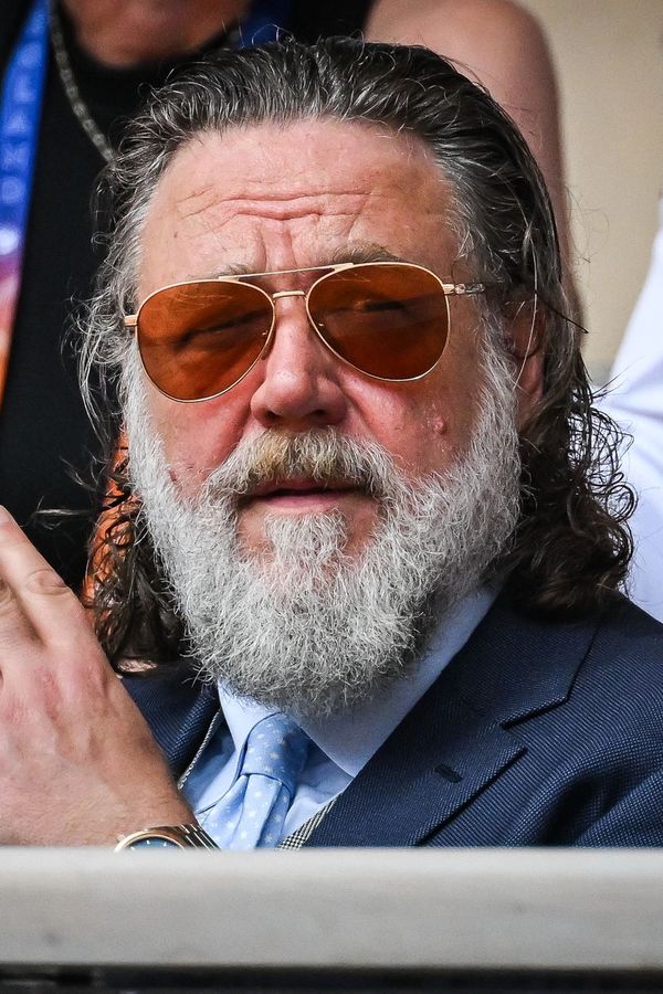 Nejsem vzteklý morous! Rozohněný Russell Crowe ve flekatém tričku to od fanoušků pěkně schytal. Teď se brání - fotka 1/1