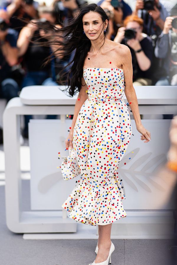 Co to po ní leze? Demi Moore první den v Cannes vyděsila lidi. Zdánlivě nevinné šaty skrývaly odpudivý detail - fotka 1/1