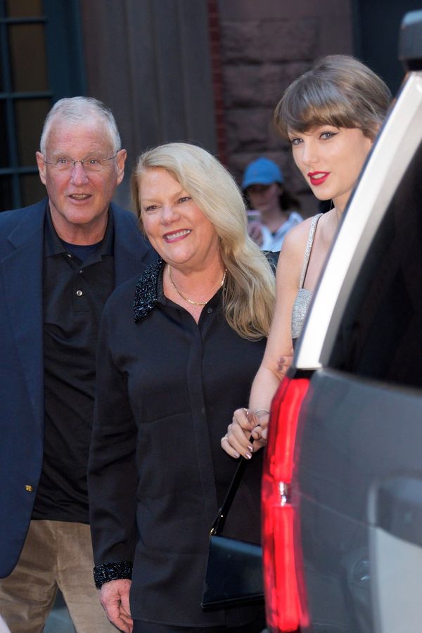 Taylor Swift spatřena na večeři s maminkou, otcem i bratrem: Blíží se svatba s Travisem? - fotka 1/1