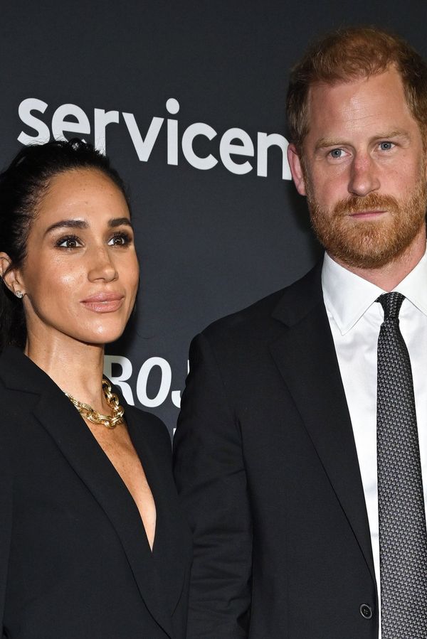 Meghan točila intimní oslavu s Harrym a dětmi: Mobil nepustila ani při sfouknutí svíček! Lidé ji navíc podezírají ze lži - fotka 1/1