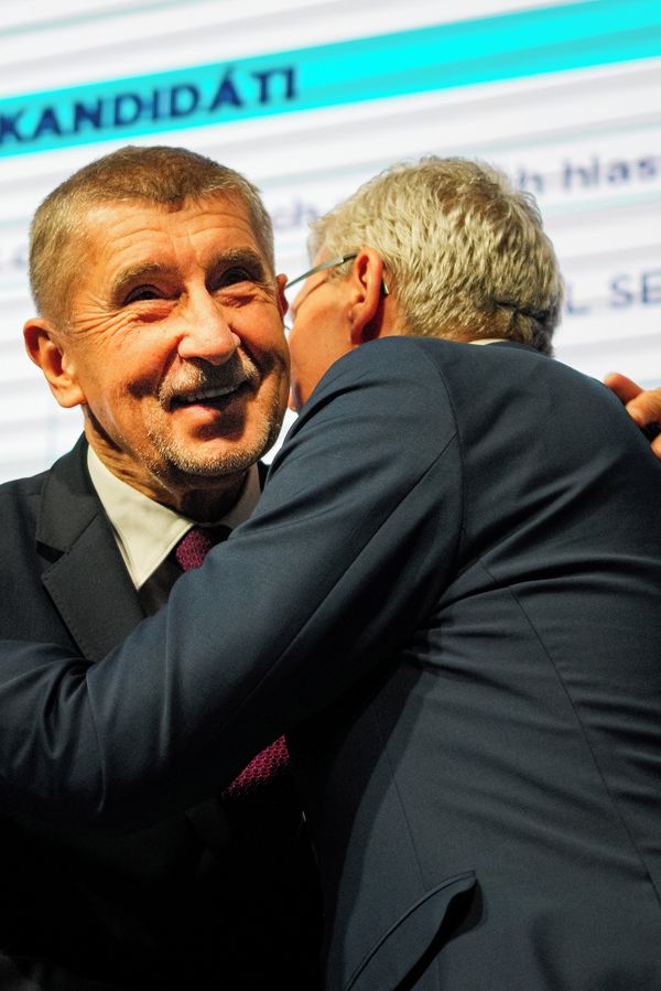 Havlíček dělal trdlo před Babišem a fanoušci šílí: Proč tu kočku neukážete? naléhal premiér. Pak došlo na manželku - fotka 1/1