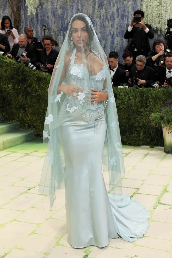 Ronaldova Georgina na Met Gala jako sexy nevěsta. Implantáty jí prý začínají u ramen! - fotka 1/1
