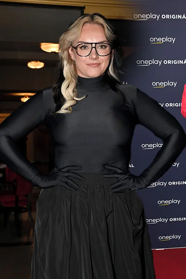Tereza Ramba v&nbsp;sexy róbě s&nbsp;holými zády, Ewa Farna jako z&nbsp;Addamsovy rodiny: Hvězdy zaplavily Lucernu - fotka 1/3