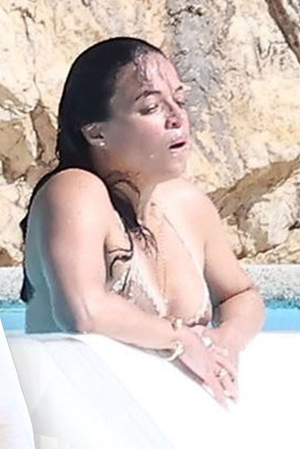 Plave tak rychle a zběsile, že nemůže popadnout dech! Michelle Rodriguez přijela do Cannes se štítem přes obličej - fotka 1/1