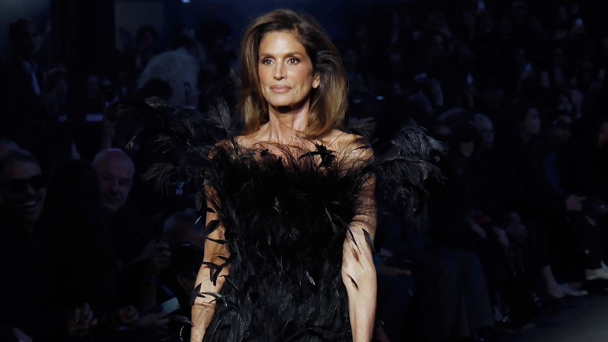 Cindy Crawford se v šedesáti vrátila z modelingového důchodu na přehlídkové molo: Takhle to dopadlo!