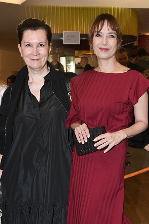 Elegantní dámy na oslavě knihy Terezy Kostkové: Jen rulička na hlavě Evy Toulové připomínala toaleťák - fotka 1/1