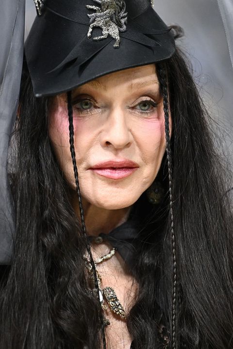 Vypadá na 80 a jako nepovedená kopie Cher. Madonna to za vzhled na Met Gala schytala. Tleskají jen ti, co chápou záměr 