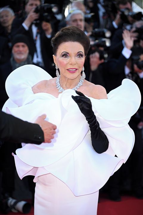 Je úplně jiná! Joan Collins radikálně změnila účes a v božských šatech ovládla zahajovací ceremoniál festivalu v Cannes
